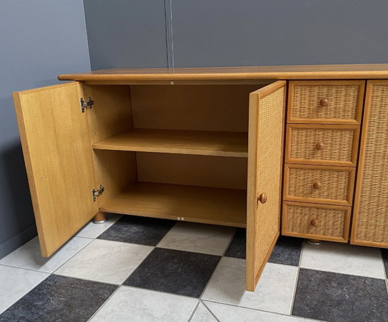 Image 1 of Grande credenza in vimini sintetico chiaro e cinghie di legno
