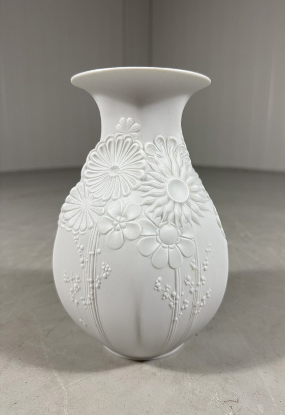 Vase en porcelaine AK Kaiser White Biscuit, années 1960 – Vintage (photo 7 of 12)