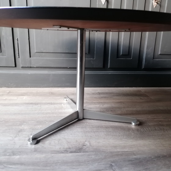 Image 1 of Table basse design vintage Midcentury en bois de teck rond. Fabriquée en Allemagne.