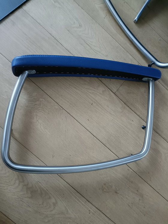 Image 1 of Poltrona relax in pelle blu.