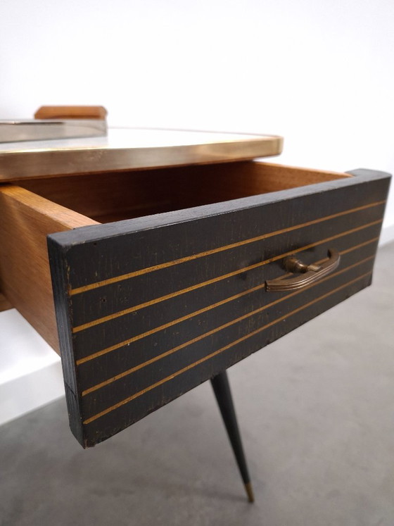 Mobile anni '50 con gambe inclinate, piano in laminato, cassetti e dettagli dorati. – Cassettiere, Wood (photo 10 of 20)