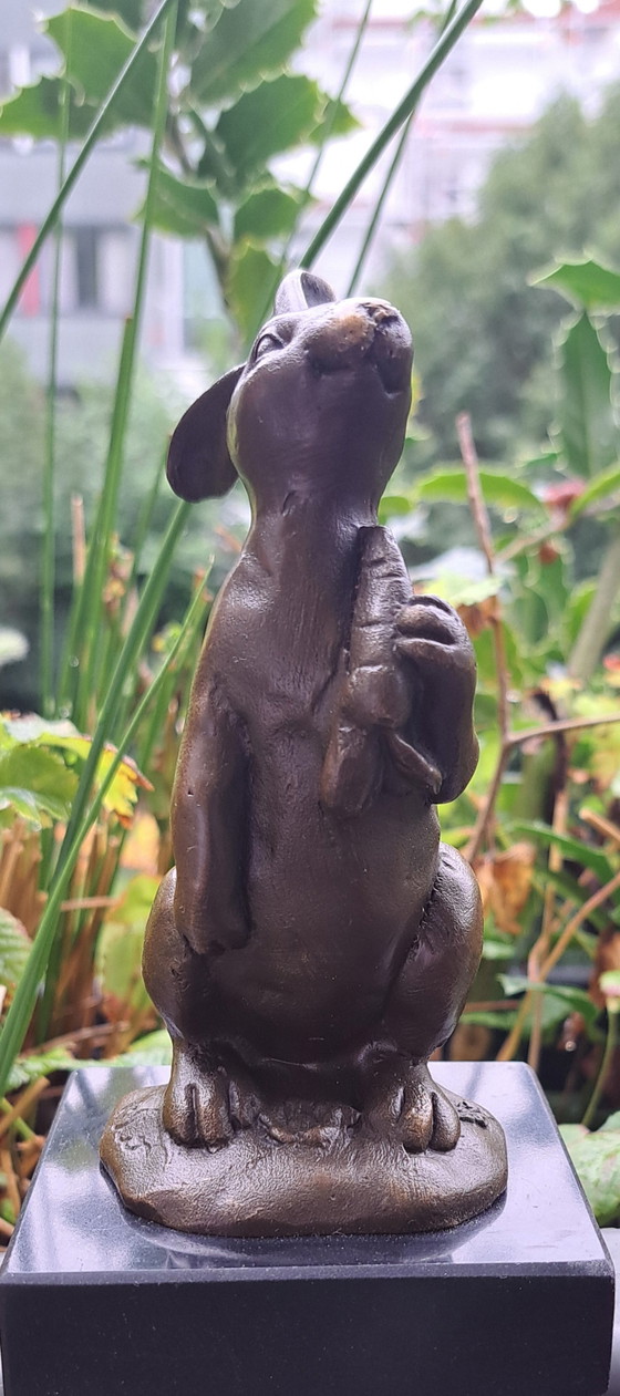 Bronzestatue eines Hasen mit Karotte – Bildhauerei (photo 5 of 9)