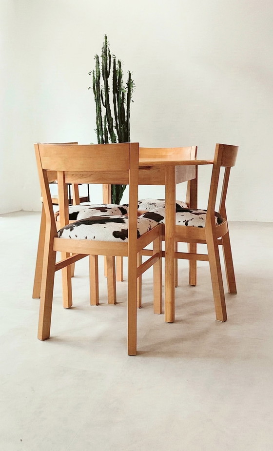 Mesa redonda extensible con cuatro sillas en estampado de vaca. – Conjuntos de comedor, Textile, Wood (photo 4 of 7)