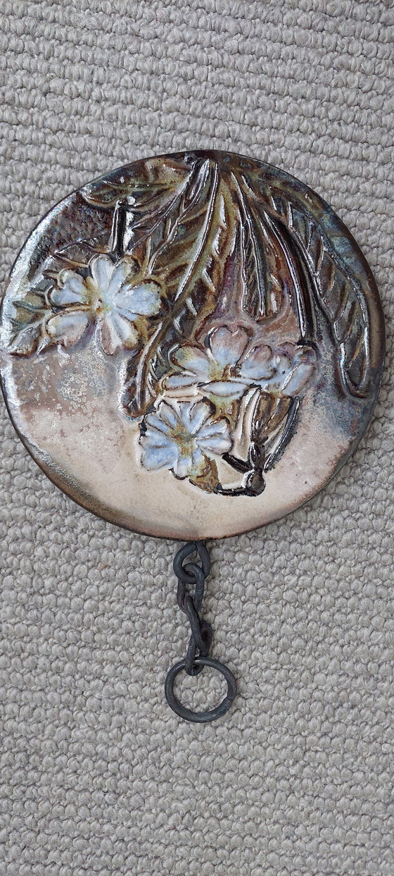 Image 1 of Piastrelle decorative in terracotta con motivi floreali smaltati.