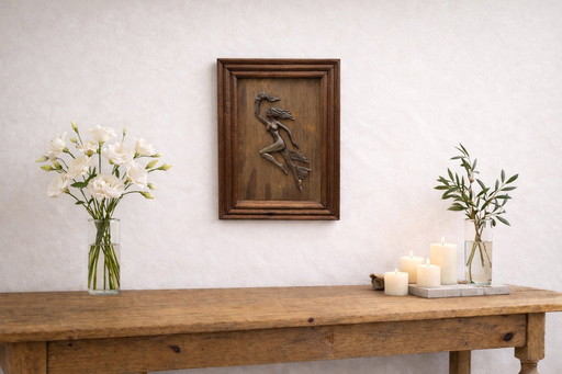 Vintage Art Deco plaquette – Beeld van een naakte vrouw in tin en hout