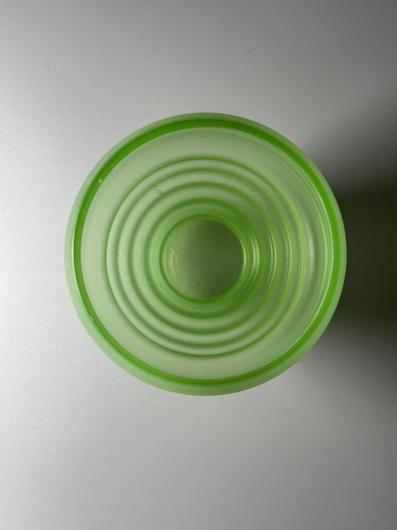 Image 1 of Vaso Art Déco in cristallo all'uranio con base a gradini – Design geometrico satinato – Anni '30