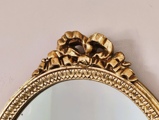 Image 1 of Specchio ovale antico dorato con frontone