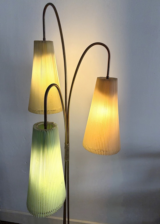 Image 1 of Stehlampe aus den 1950er Jahren, Messing, mit 3 pastellfarbenen Plissee-Schirmen