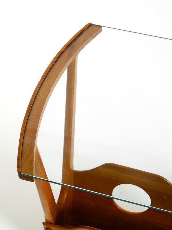 Image 1 of Preciosa mesa auxiliar moderna de mediados de siglo con revistero, fabricada en madera de fresno y cristal.