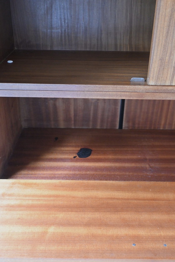 Image 1 of Precioso y elegante aparador/vitrina de pared de mediados de siglo.