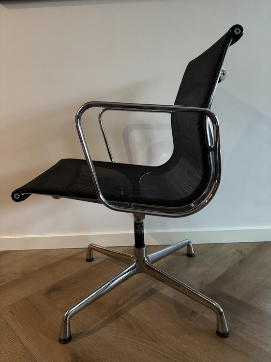 Image 1 of EAMES EA108 STOEL ZWART NETWEAVE ALUMINIUM FRAME VITRA