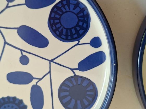 Image 1 of Borden en schotels uit de Melitta Stockholm ontbijtset.