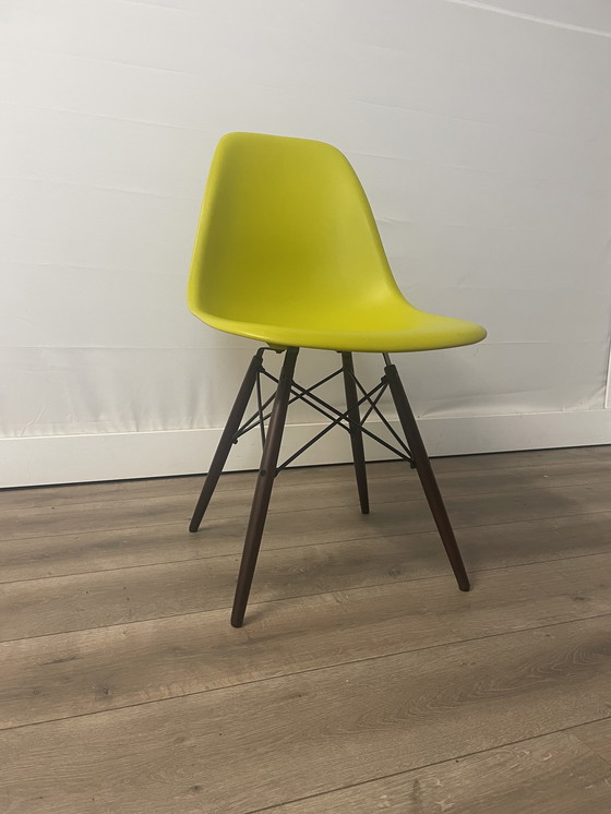 Image 1 of Vitra Eames DSW Esszimmerstuhl