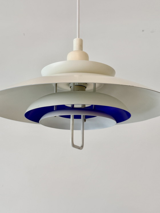 Lampada a sospensione vintage Form-Light bianco & blu cobalto – Danimarca, anni '70 – form light (photo 3 of 15)