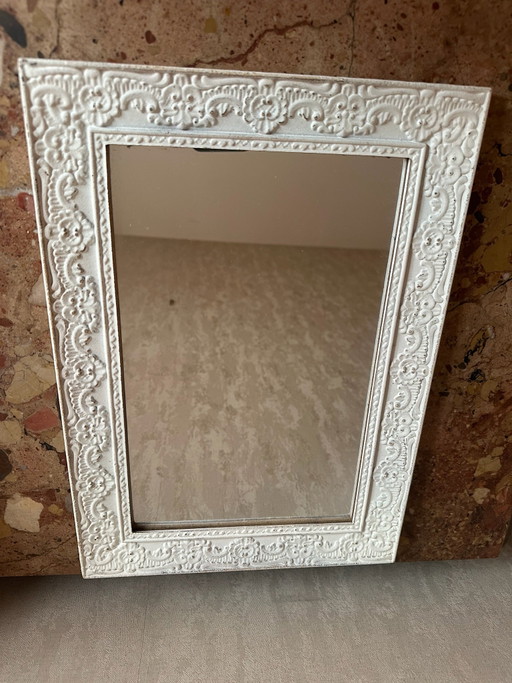 Weißer geformter Holzspiegel mit Blumendekor – 37,5 × 26,5 cm