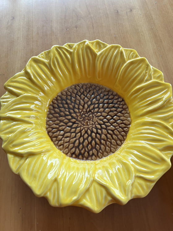Image 1 of Zonnebloem keramische schaal. Stijl Caldas da Rainha