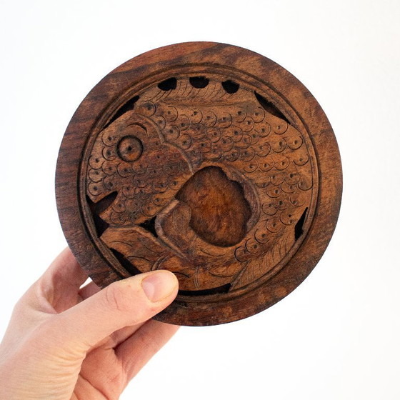Image 1 of Runde Holzkiste in Form eines Fisches mit Blumenverzierungen