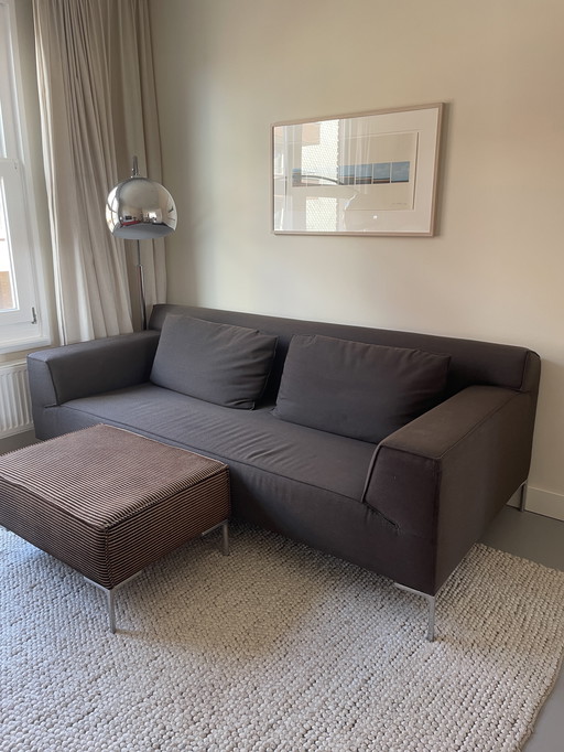 Sofá (y otomana) de diseño disponible en stock.