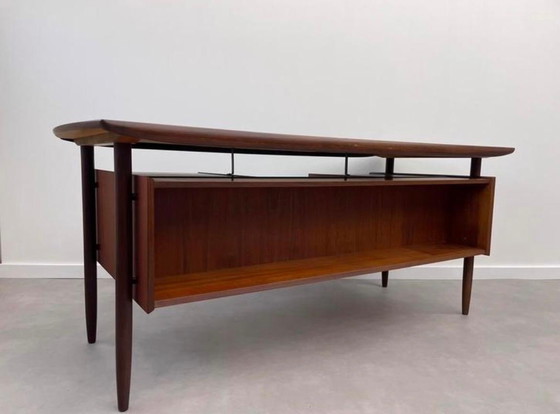 Image 1 of Iconica scrivania in teak di metà secolo, progettata da Tijsseling per Hulmefa negli anni '60.