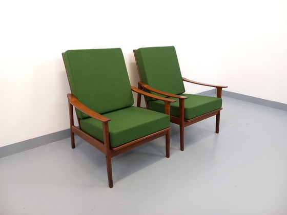 Image 1 of Een paar vintage Scandinavische fauteuils van teakhout met groene stof uit de jaren 60.