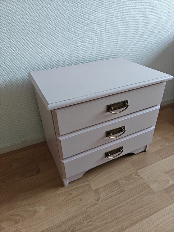 Old pink chest of drawers with brass-colored handles – vintage – Wood (photo 4 of 7)