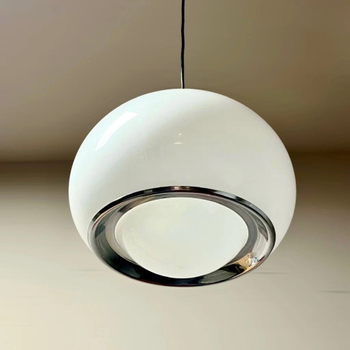 Lámpara colgante Bud 3029, un diseño icónico de la era espacial, creada por Harvey Guzzini.