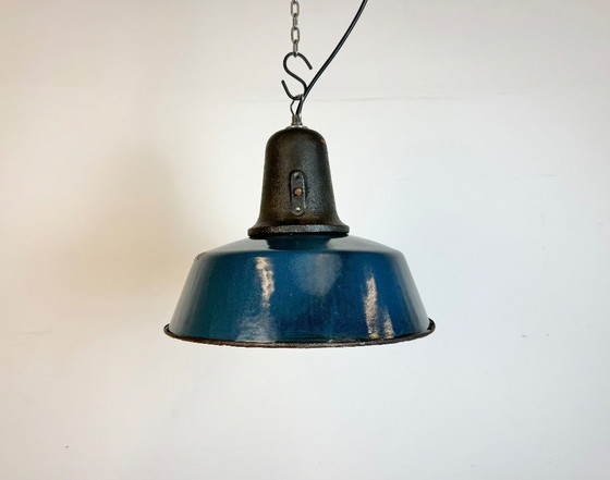 Image 1 of Lampe industrielle en émail bleu avec abat-jour en fonte, années 1960