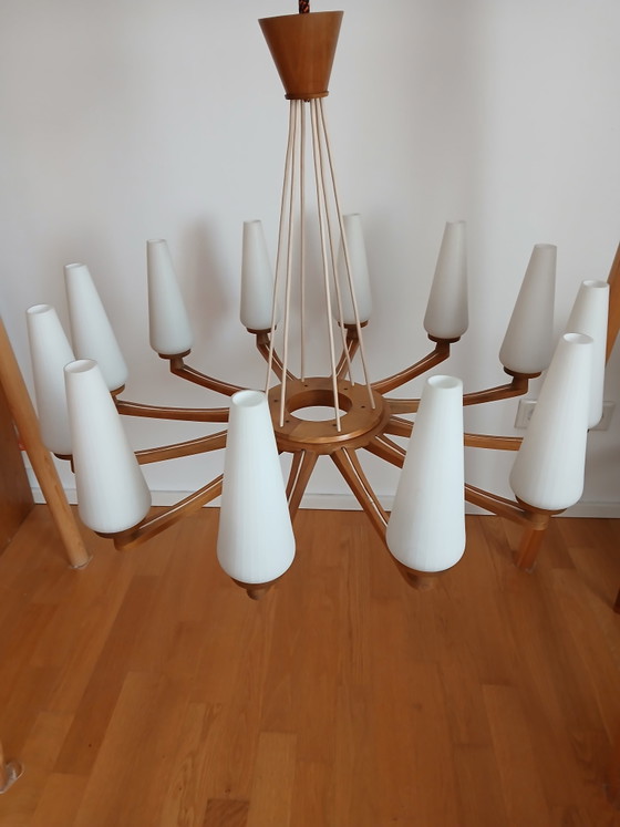 Zeldzaamheid: 12-armige Mid-Century Teak & Opaalglas Kroonluchter van Uno & Östen Kristiansson voor Luxus (photo 3 of 7)