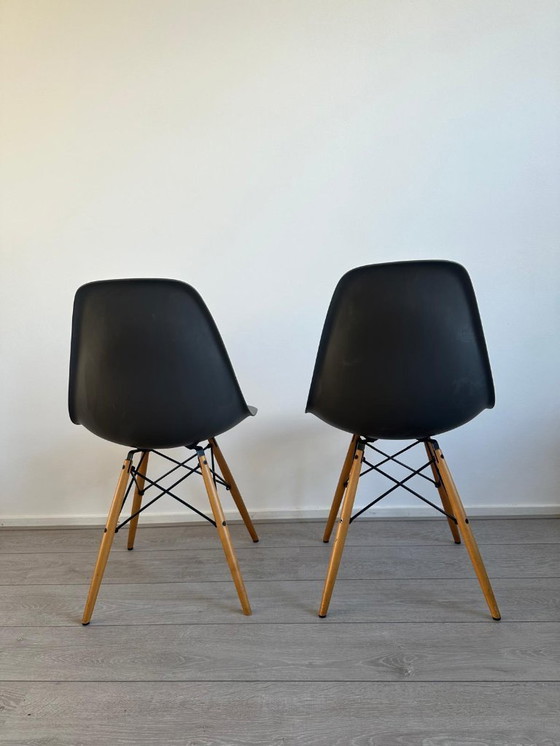 Image 1 of Juego de 4 sillas auxiliares Vitra Eames color gris oscuro