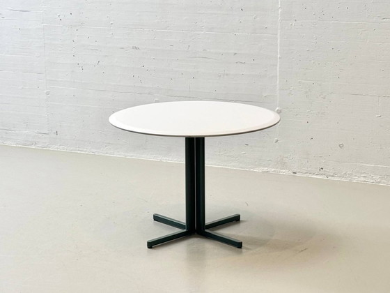 Image 1 of Ronde eettafel met wit blad en centrale voet, jaren 90