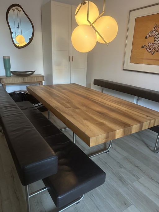 Gipsberger massief notenhouten tafel met 2 leren zitbanken