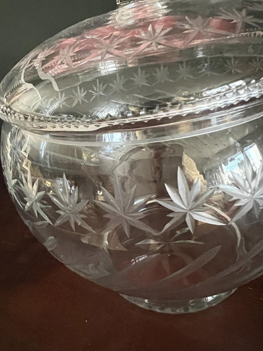 Mid - Century bowl set made of crystal glass in Treveris/ Treviris hand cut with 12 glasses and glass ladle 1960s.