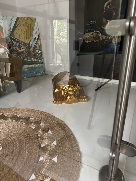 Image 1 of Designerskulptur einer liegenden englischen Bulldogge aus Goldharz, 90 cm