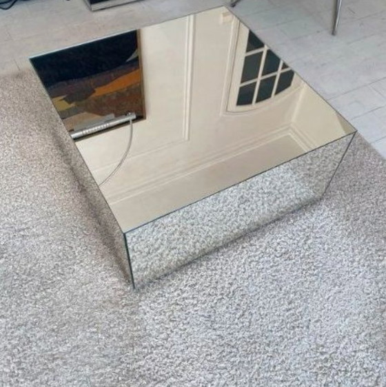 Image 1 of Kristina Dam. Table miroir. Table basse.