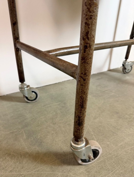 Image 1 of Vintage industriële werktafel op wielen, jaren 60