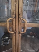 Bellissima vetrina industriale vintage in ferro con gambe e ante in vetro.