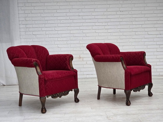 Image 1 of Deense fauteuil uit de jaren 50, bekleed met rode en lichtgrijze meubelwol en gesneden eikenhout.