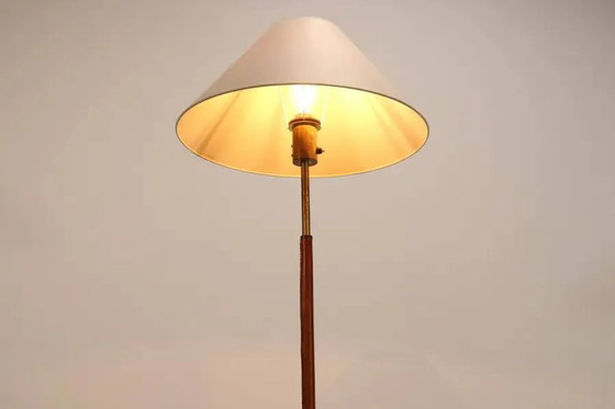 Lámpara de pie estilo Paavo Tynell en latón y cuero con pantalla de lino. – Lámparas de pie, Leather, Brass (photo 5 of 5)