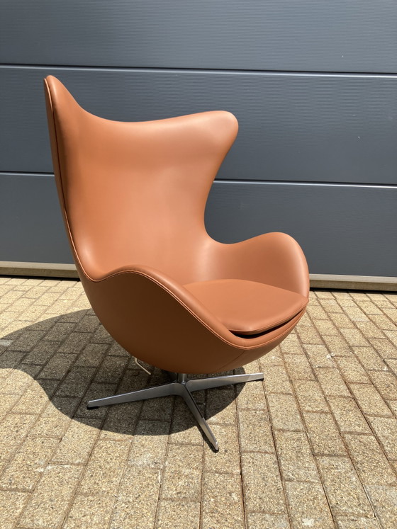 Image 1 of 2 sillas Egg de Fritz Hansen + otomana de cuero color coñac ¡En perfecto estado!