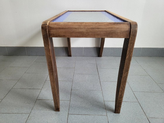 Image 1 of Vintage salontafel/bijzettafel uit de jaren 1940/1950 van beukenhout met kathedraalglas.