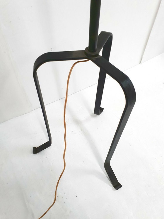Image 1 of Vintage Franse staande lamp op driepoot, jaren 50, rockabilly-stijl, geperforeerd metaal, staal en messing.