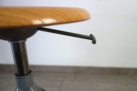 Image 1 of Vintage BAO industriële werkplaatskruk