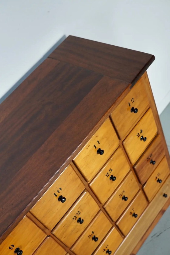 Image 1 of Grande armoire d'apothicaire / armoire d'école industrielle hollandaise en hêtre, milieu du XXe siècle