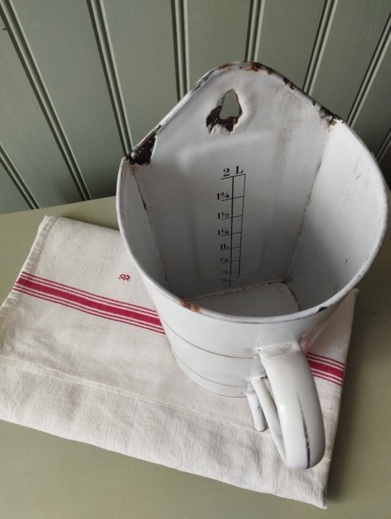 Image 1 of Antieke, wit geëmailleerde metalen klysma-pot/fontein met gouden rand.