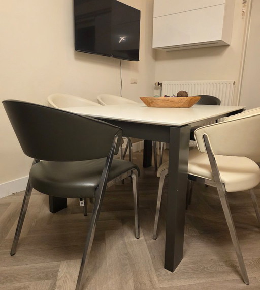 Dining set from Hulsta Now. Dining table E20 and dining chairs S500 from Hulsta Now.