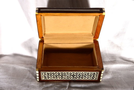 Mosaic jewelry box inlaid with mother-of-pearl from the Near East (Egypt), 14x9cm