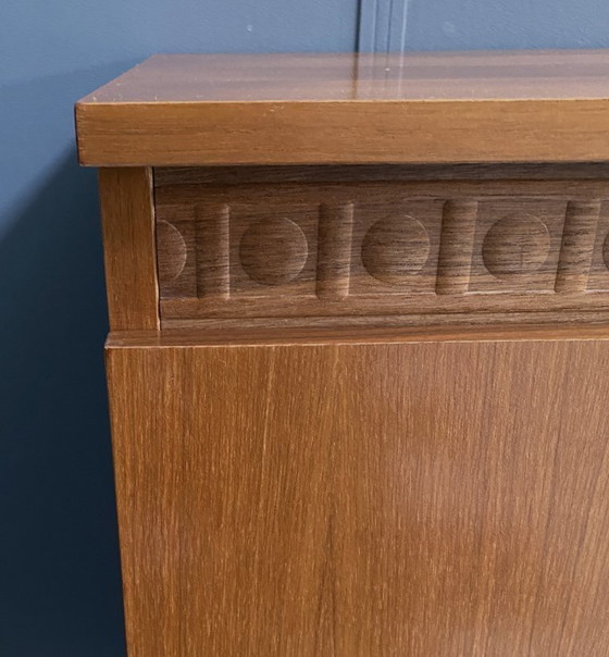 Image 1 of Dressoir uit de jaren 70 met decoratieve lijn boven de deuren.