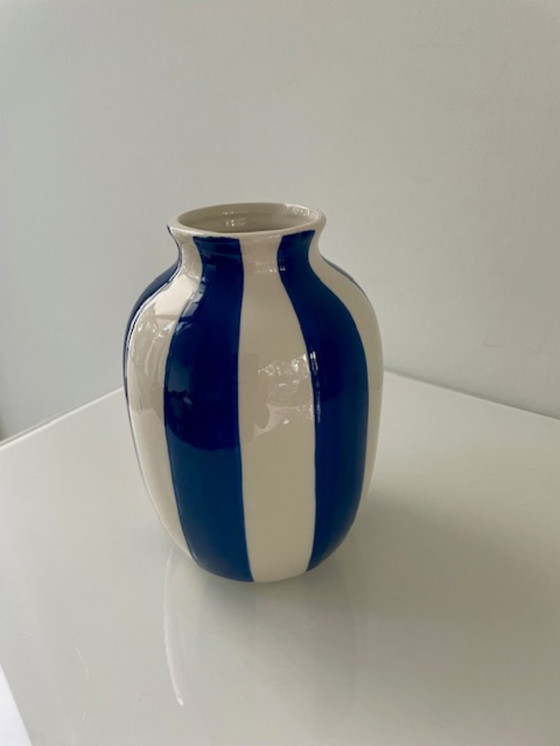 Image 1 of Keramieken vaas met handgeschilderde blauwe strepen