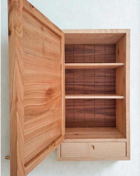 Image 1 of Armoire murale en bois massif