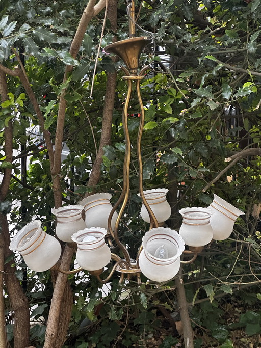 Vintage-Kronleuchter aus den 1950er Jahren mit acht Armen aus Messing und mattiertem, weiß-goldenem Glas